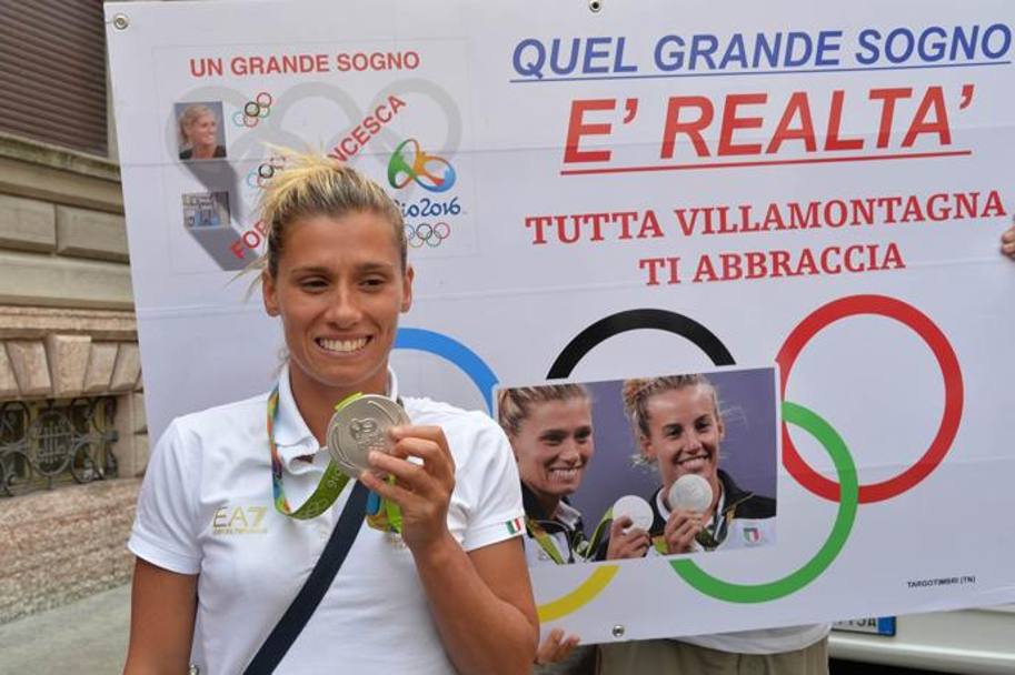 Francesca mostra orgogliosa la sua medaglia d&#39;argento ottenuta a Rio